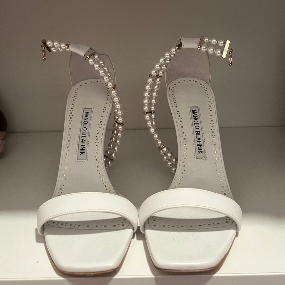 White Manolo Blahnik white pearl strap sandal never worn size 38.